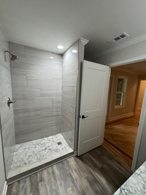 1713 Cagle Ct, Lawrenceville, GA 30045 - bathroom featuring tiled shower, wood finished floors, crown molding, and recessed lighting