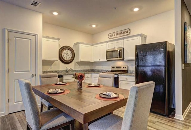 dining room with recessed lighting, visible vents, baseboards, and light wood-style floors