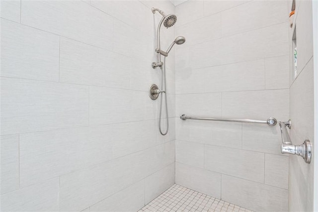 bathroom featuring tiled shower