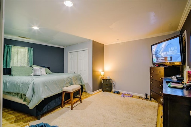 1444 Elliotts Ln, Auburn, GA 30011 - bedroom featuring crown molding, light wood-style flooring, baseboards, a closet, and recessed lighting