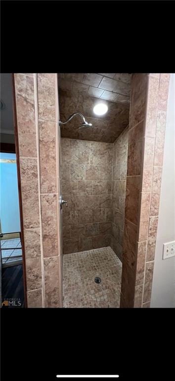 bathroom featuring tiled shower