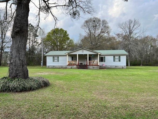 view of front facade featuring a front yard