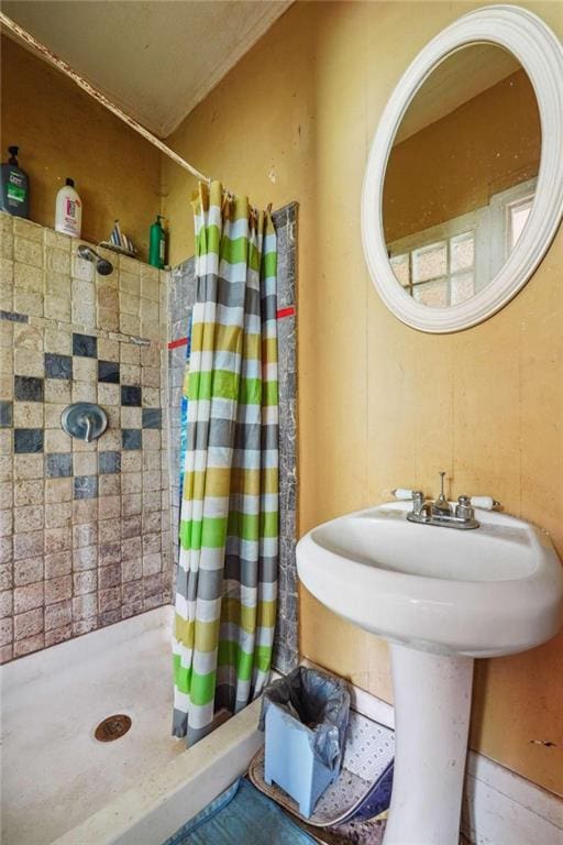 bathroom featuring sink and a shower with shower curtain