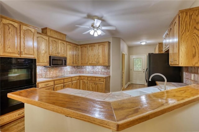 116 Woolsey Creek Trl, Fayetteville, GA 30215 - kitchen featuring black appliances, a sink, backsplash, a ceiling fan, and a peninsula