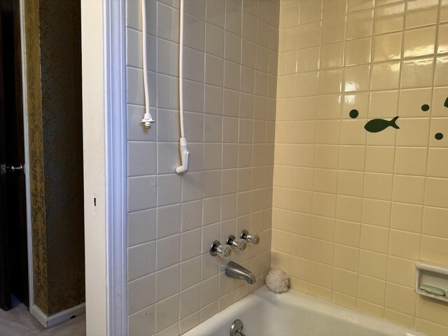 bathroom with tiled shower / bath