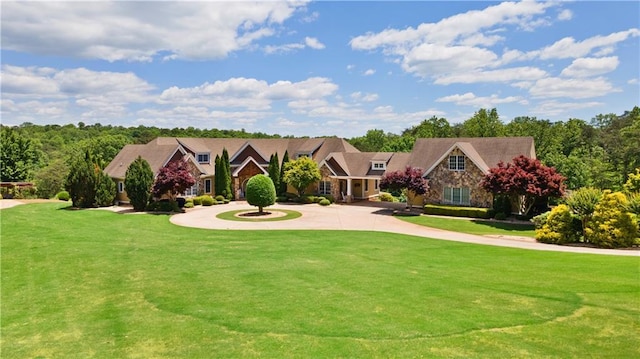 view of front of house featuring a front lawn