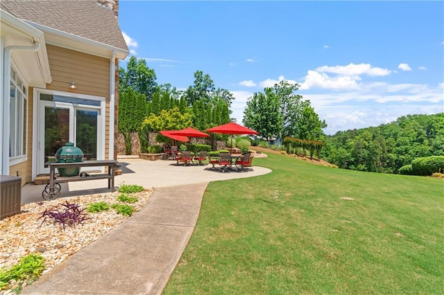 view of yard with a patio