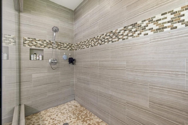 bathroom featuring a tile shower