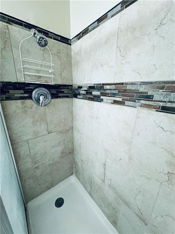 2606 Ramblewood Ct, Acworth, GA 30102 - bathroom featuring tiled shower