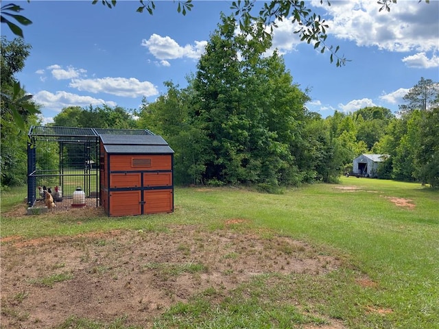 view of yard featuring an outdoor structure