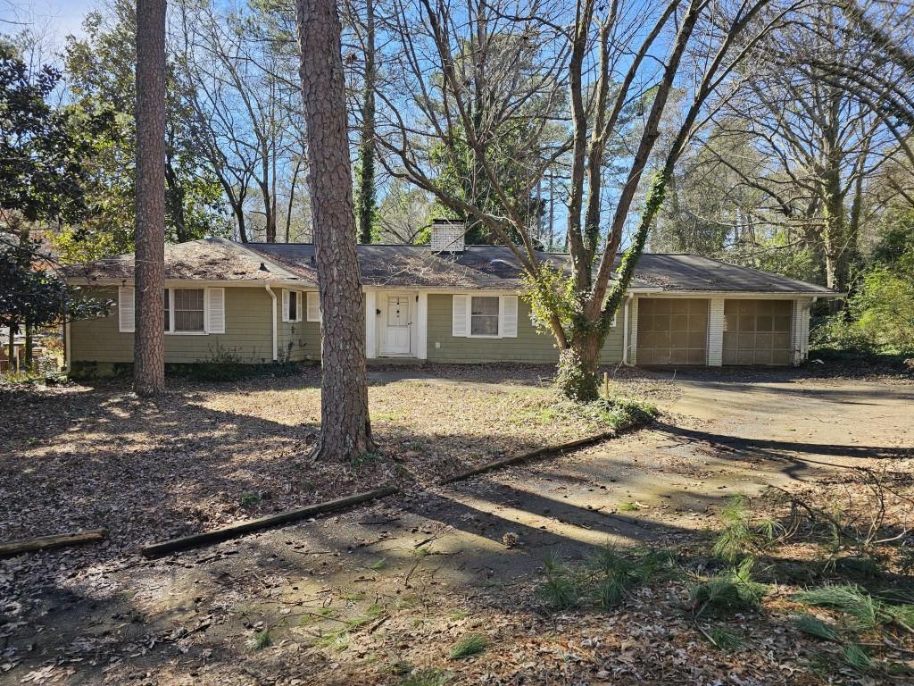 ranch-style home featuring a garage