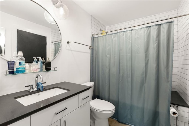 full bath with toilet, vanity, and a shower with curtain
