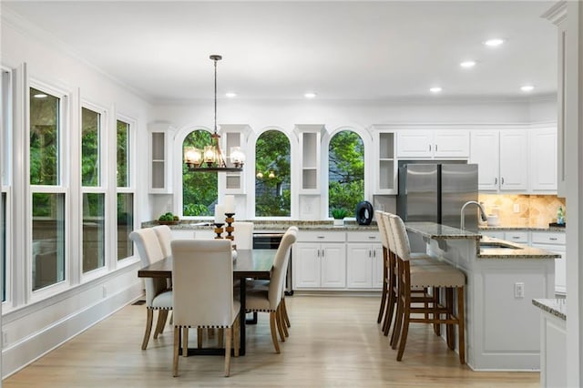 790 Thornberry Dr, Alpharetta, GA 30022 - dining space featuring a chandelier, light wood finished floors, crown molding, and recessed lighting