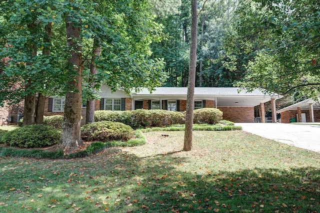 view of front of home featuring a front yard and a carport