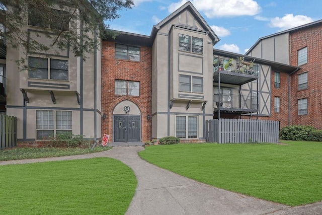 view of front of house featuring a front lawn