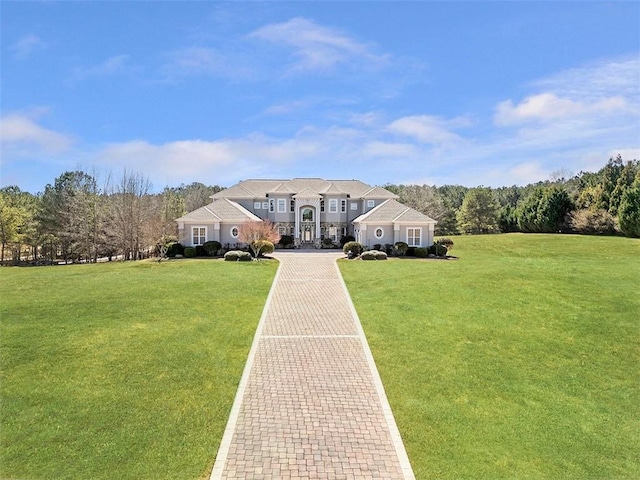 view of front facade featuring a front lawn