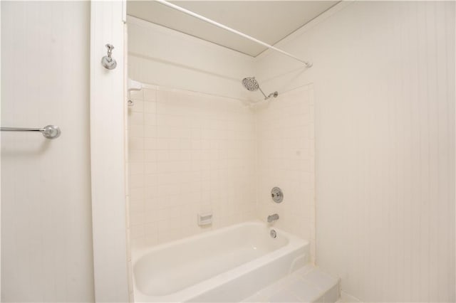 bathroom with tiled shower / bath combo