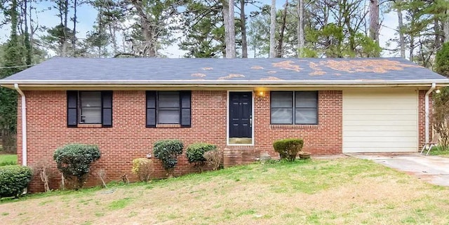 view of front facade with a front yard