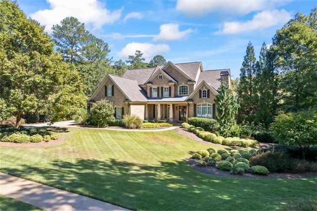 view of front of property featuring a front lawn