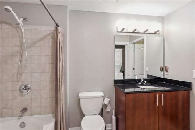 full bathroom featuring shower / tub combo with curtain, vanity, and toilet