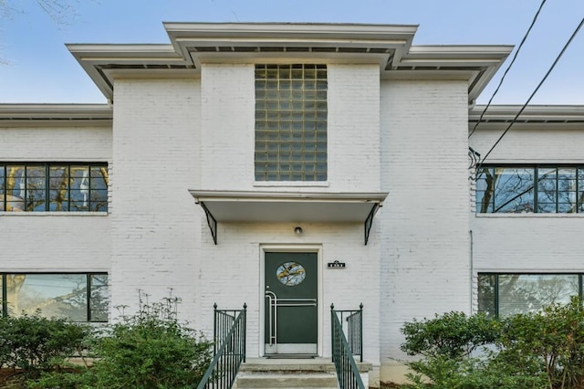 view of front facade featuring brick siding