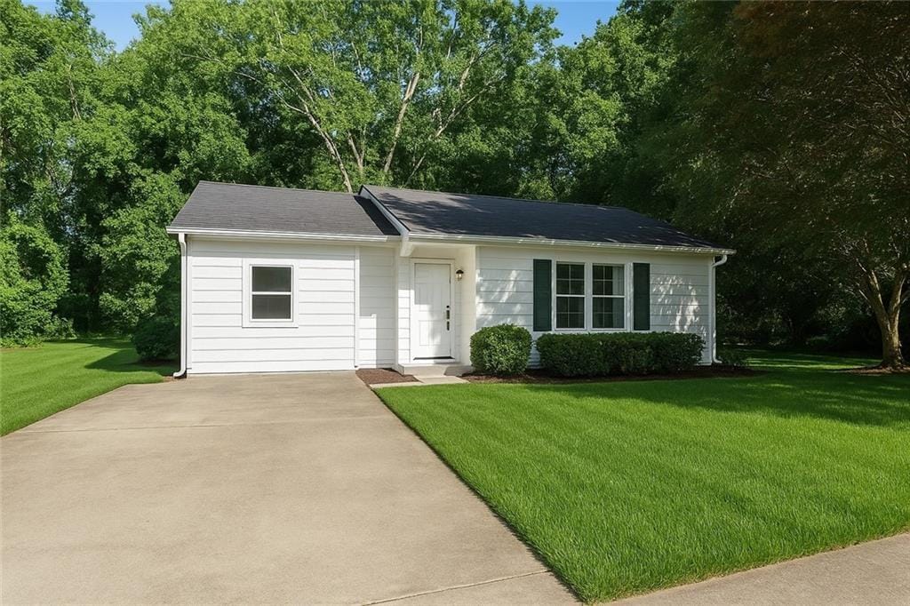 3909 S Creek Ct, Stone Mountain, GA 30083 - ranch-style home with a front lawn and driveway