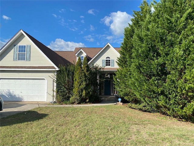 view of front facade featuring a front lawn