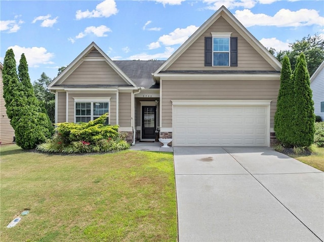 craftsman inspired home featuring a front yard