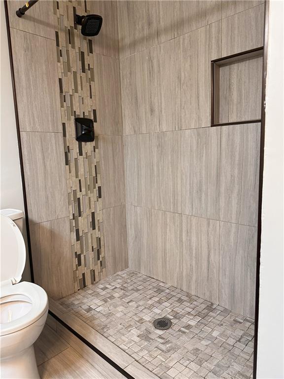 1055 Worthington Hills Dr, Roswell, GA 30076 - full bath featuring toilet and tiled shower