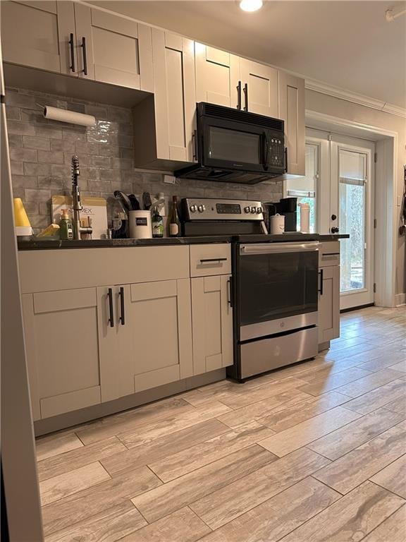 1055 Worthington Hills Dr, Roswell, GA 30076 - kitchen featuring stainless steel electric stove, black microwave, dark countertops, ornamental molding, and tasteful backsplash