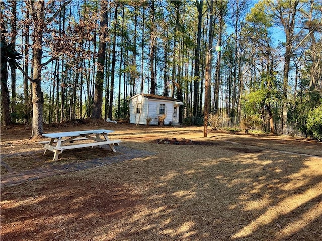 view of yard with an outbuilding