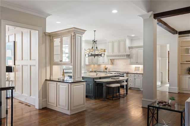 bar with dark wood-type flooring, a chandelier, pendant lighting, and backsplash