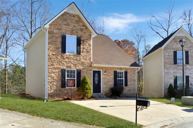 view of front property featuring a front lawn