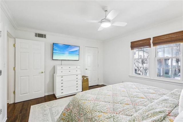 bedroom with visible vents, ornamental molding, dark wood-style floors, baseboards, and ceiling fan