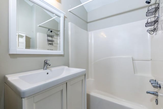 bathroom with tub / shower combination