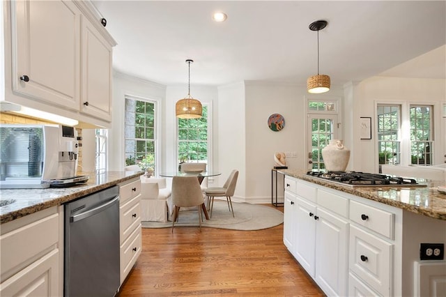 12160 Oak Hollow Way, Alpharetta, GA 30005 - kitchen featuring stainless steel appliances, light wood finished floors, white cabinets, hanging light fixtures, and recessed lighting