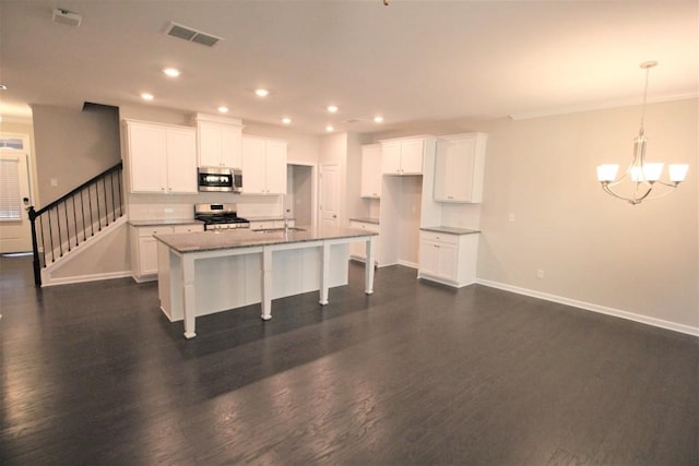 kitchen featuring visible vents, recessed lighting, a sink, stainless steel appliances, and dark wood-type flooring