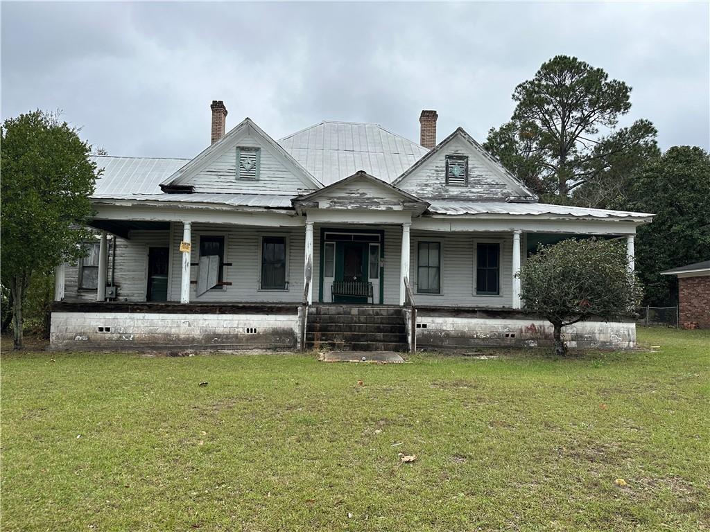 view of front facade with a front yard