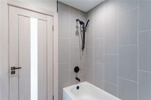 bathroom with tiled shower / bath combo