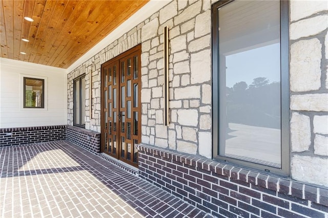 entrance to property featuring a porch