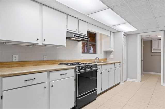 kitchen with under cabinet range hood, a sink, range with gas stovetop, backsplash, and light countertops