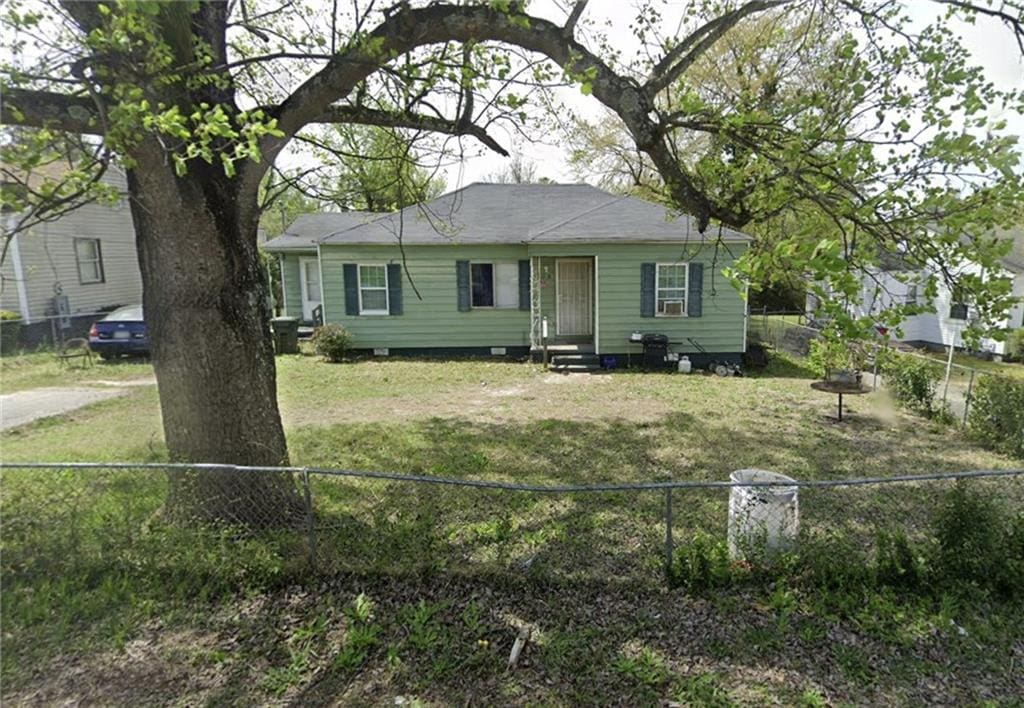 view of front of home with a front lawn