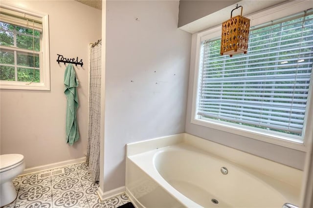 160 Riverbrooke Trl, Covington, GA 30016 - full bath with a garden tub, toilet, baseboards, and a shower with curtain