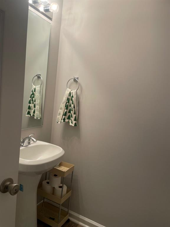 bathroom featuring a sink and baseboards