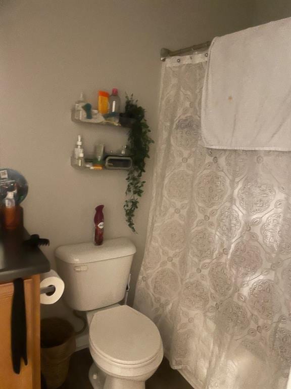 full bathroom with curtained shower and toilet