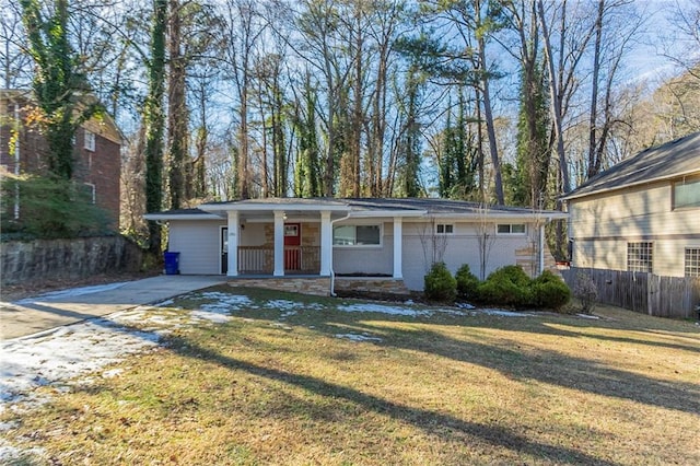 ranch-style home featuring a front lawn and covered porch