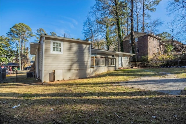 view of side of property featuring a lawn