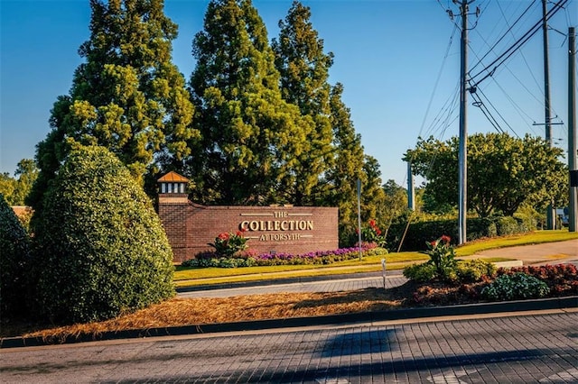 view of community / neighborhood sign