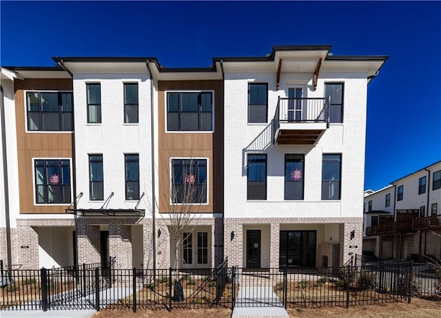 362 Olmstead Way Unit 23, Alpharetta, GA 30022 - townhome / multi-family property featuring brick siding and a fenced front yard