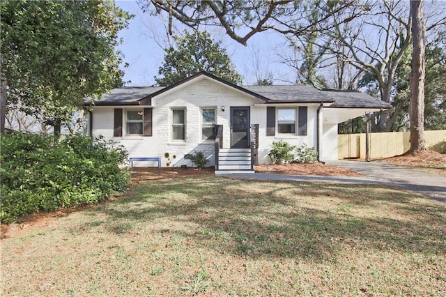 view of front of home featuring a front yard and a carport